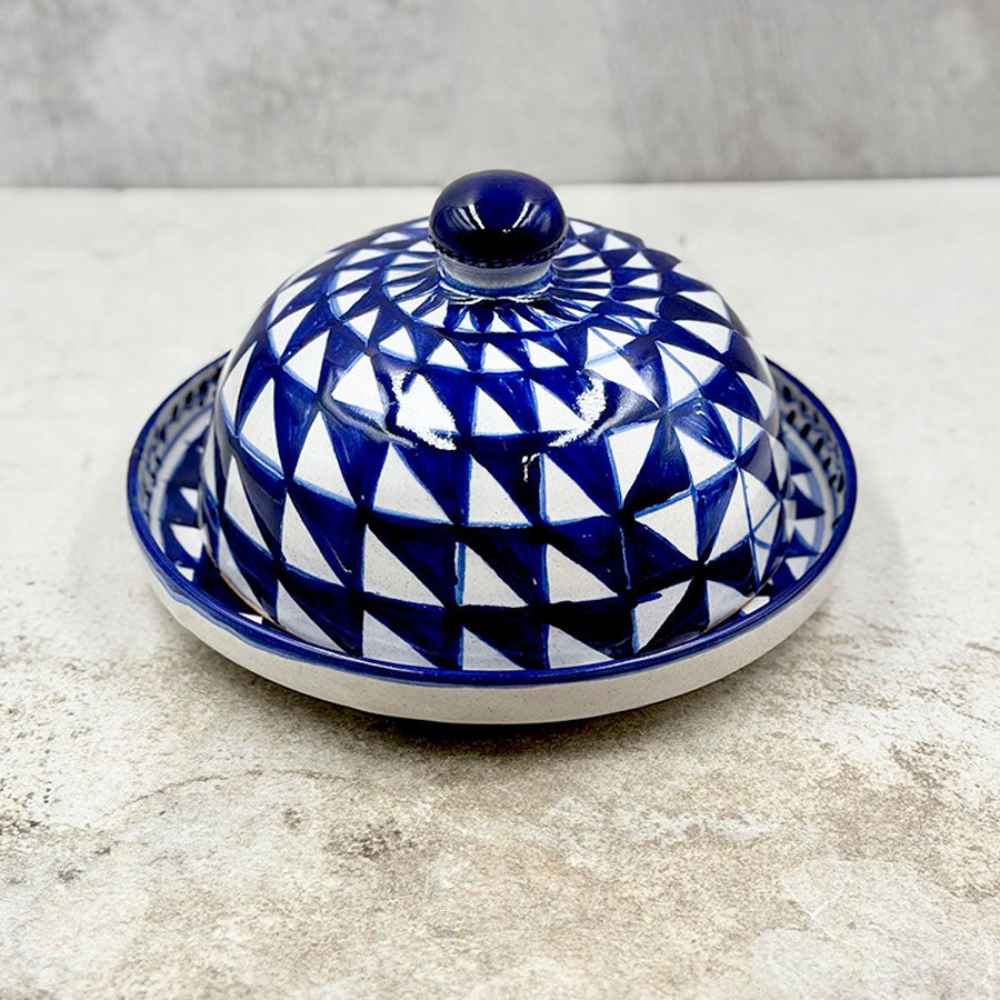 Quesera con triángulos azules y blancos