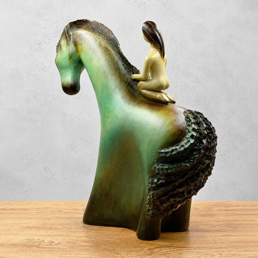 Escultura mujer sobre caballo verde