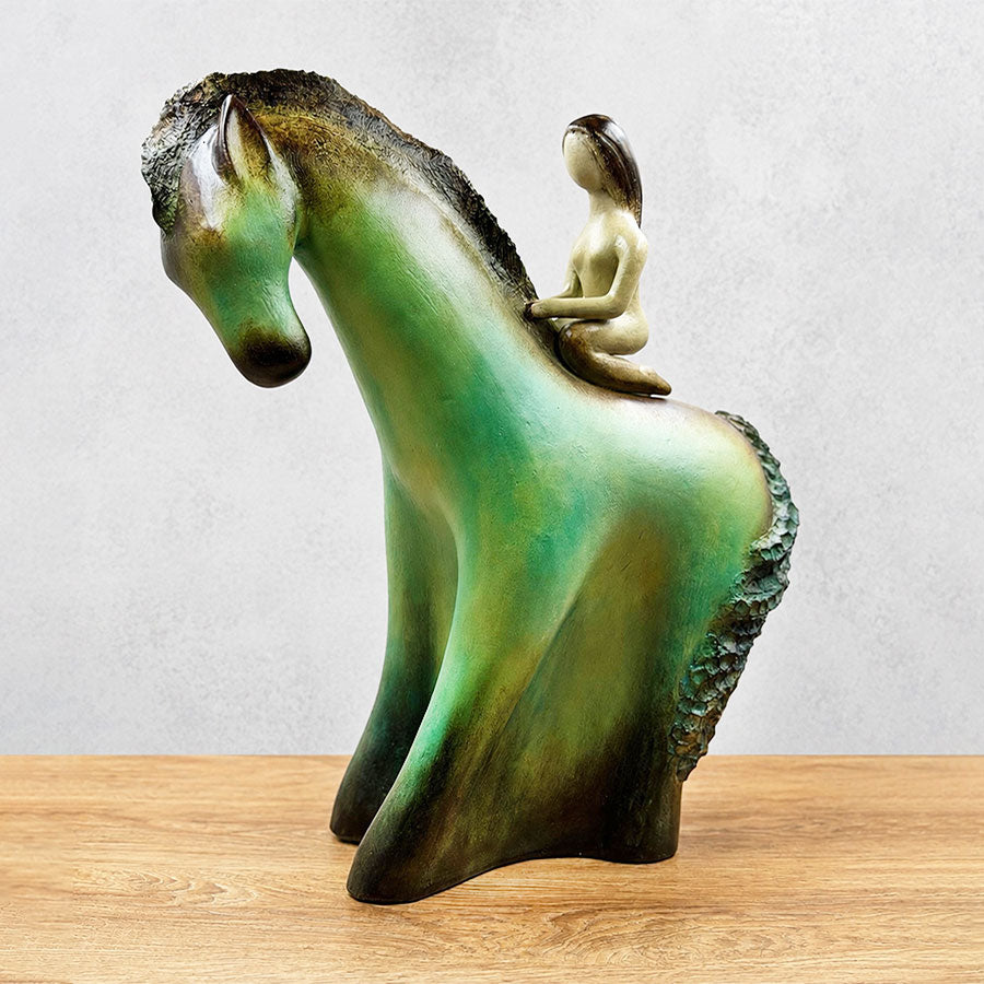 Escultura mujer sobre caballo verde