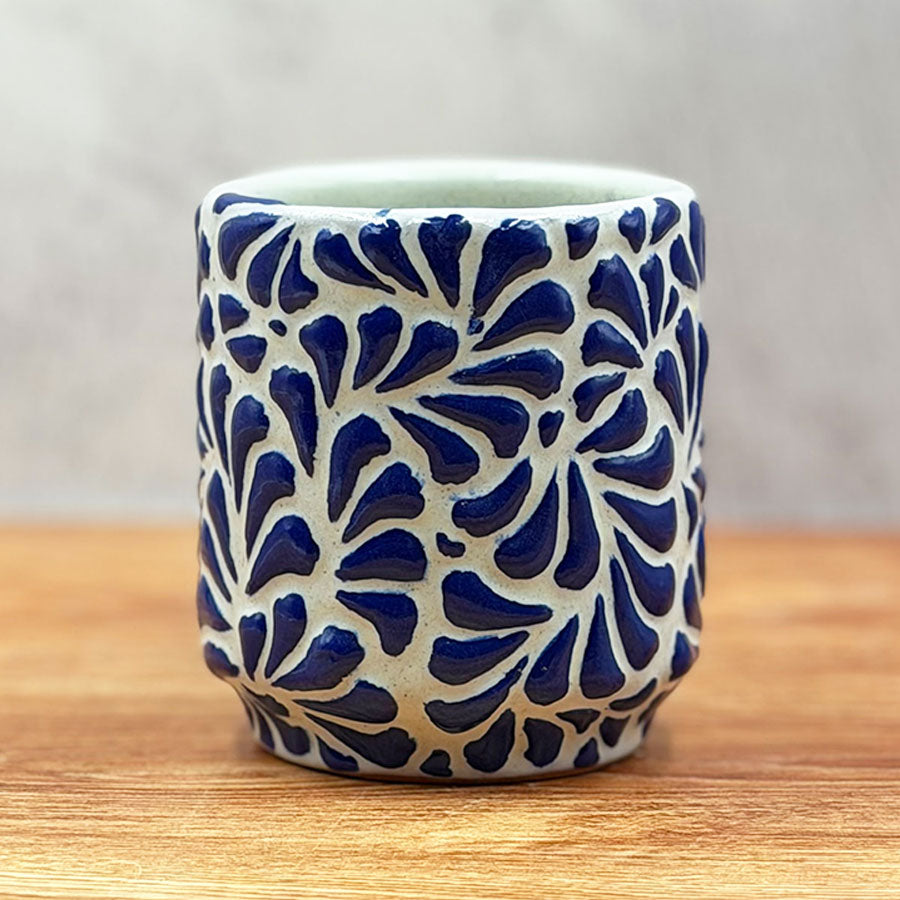 Feathered design mug