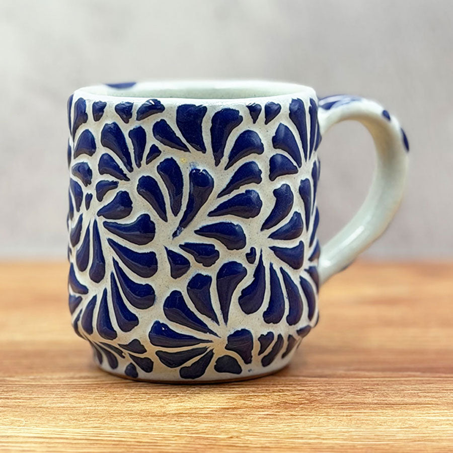 Feathered design mug
