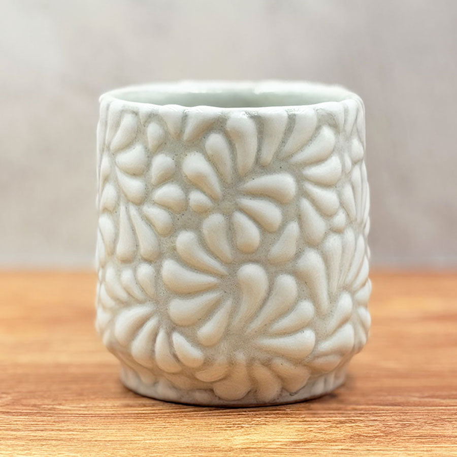 Feathered design mug