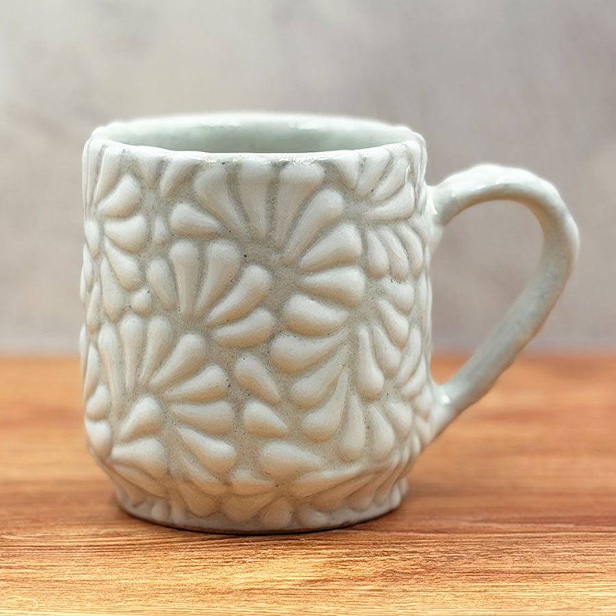Feathered design mug