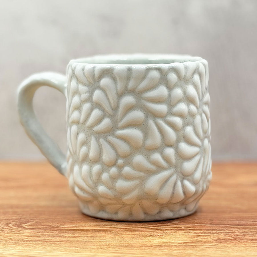 Feathered design mug