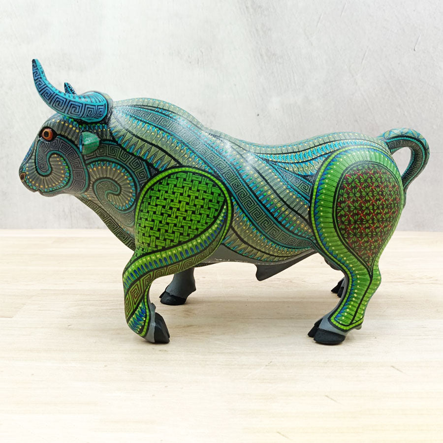 Toro alebrije verde y azul