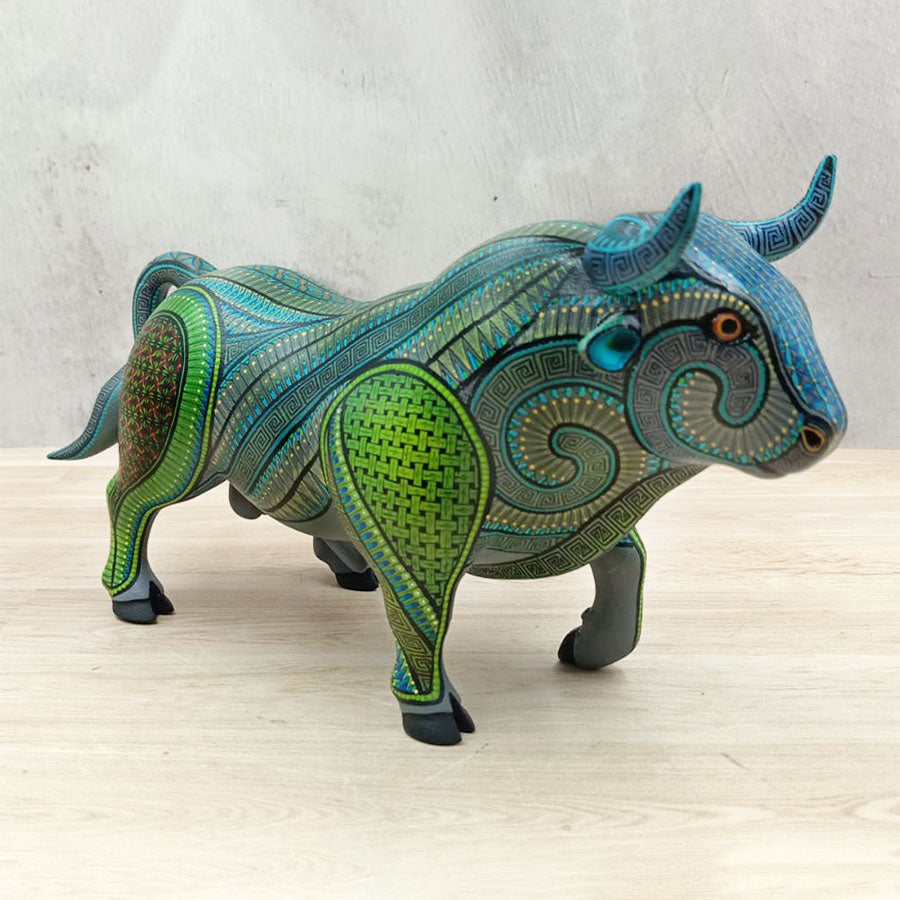 Toro alebrije verde y azul