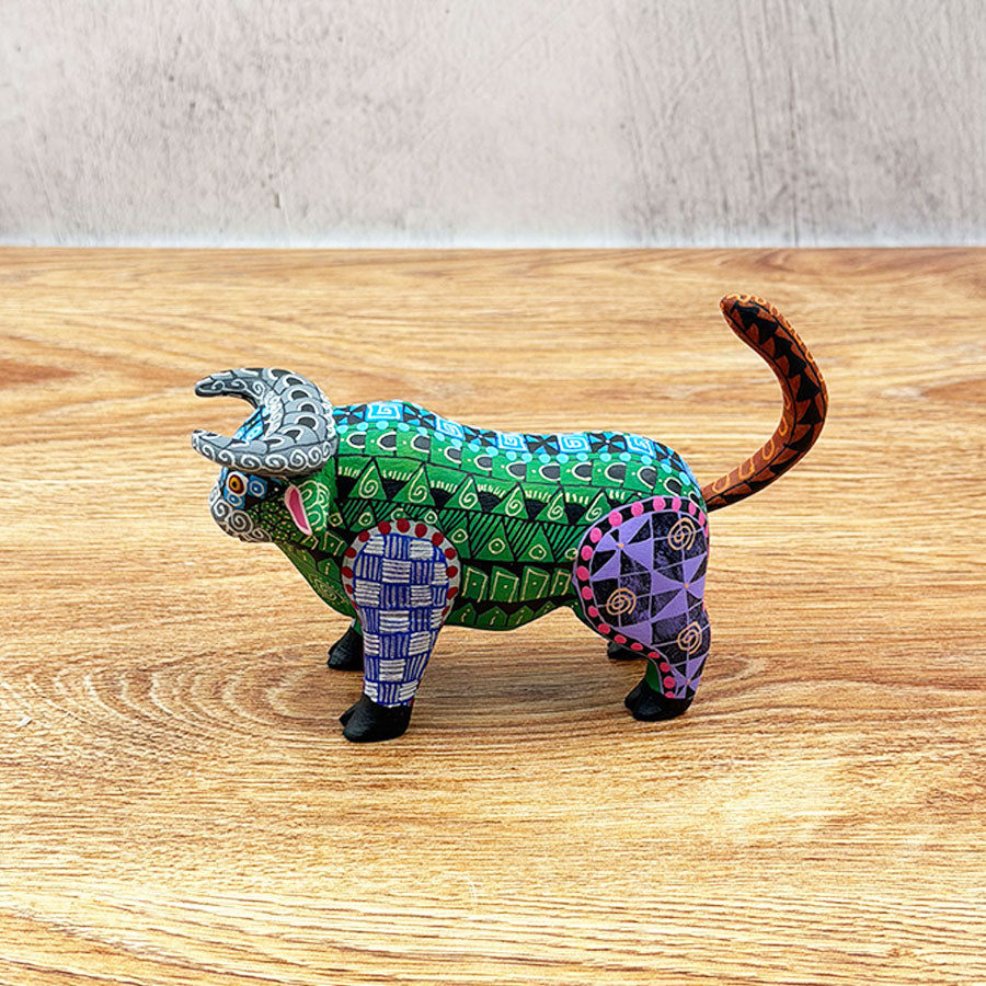 Toro alebrije verde