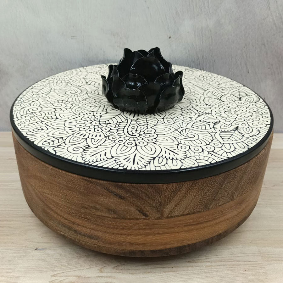 Tortilla holder with Olinalá lid