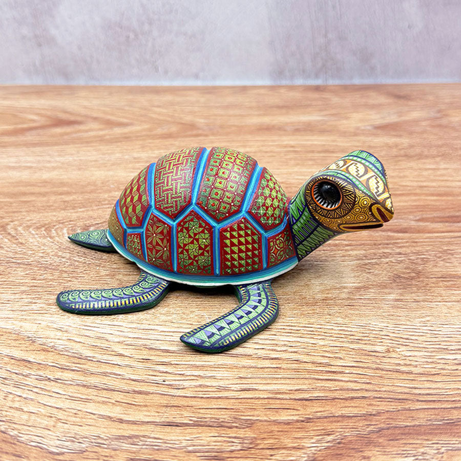 Tortuga alebrije roja y verde