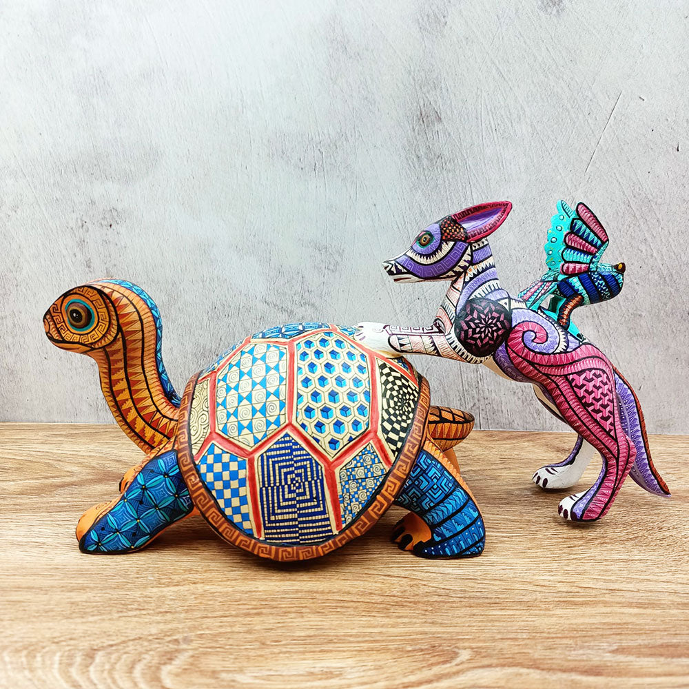 Tortuga alebrije con perrito y búho de colores