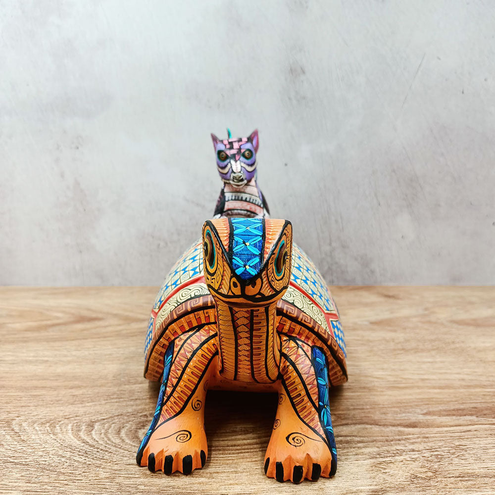 Tortuga alebrije con perrito y búho de colores