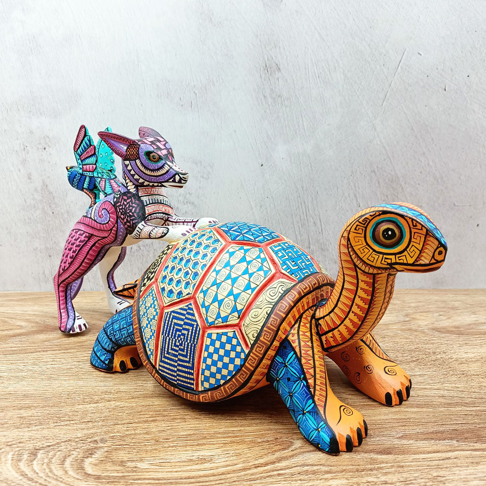 Tortuga alebrije con perrito y búho de colores