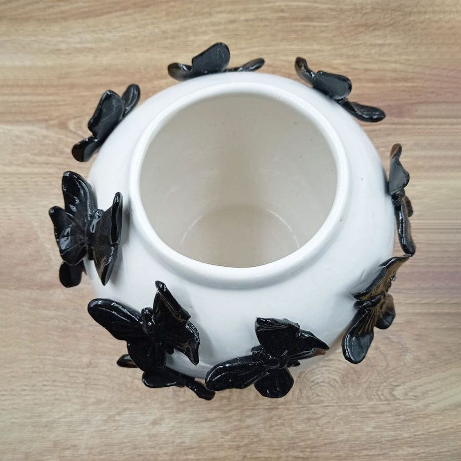Olla blanca con mariposas negras
