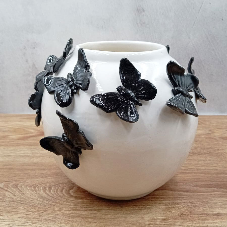 Olla blanca con mariposas negras