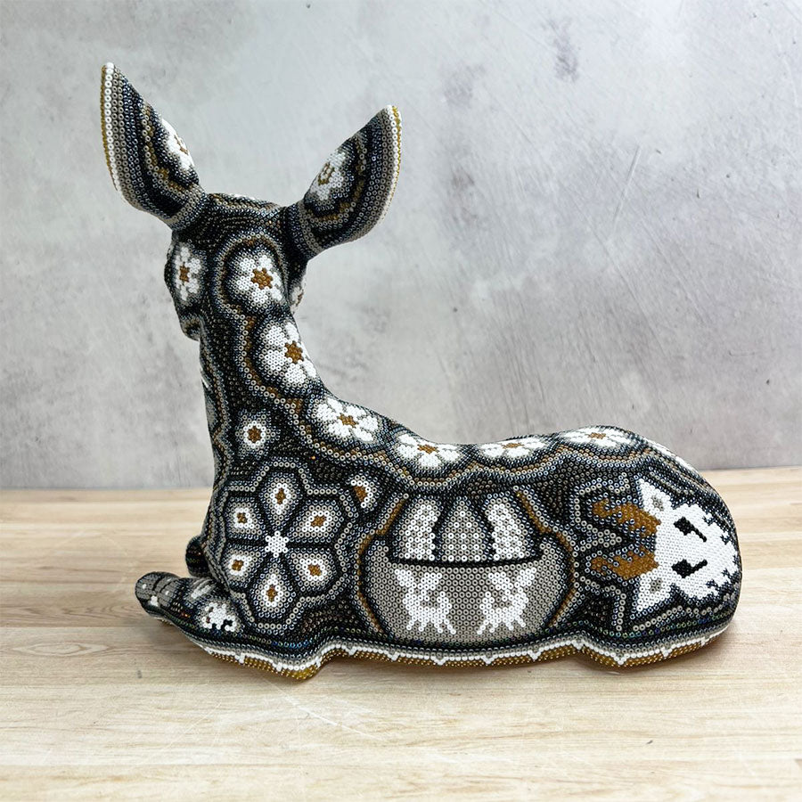 Venado negro y gris con arte huichol