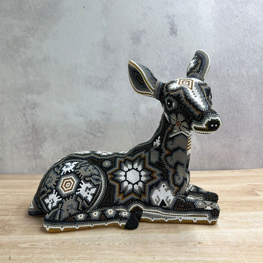 Venado negro y gris con arte huichol