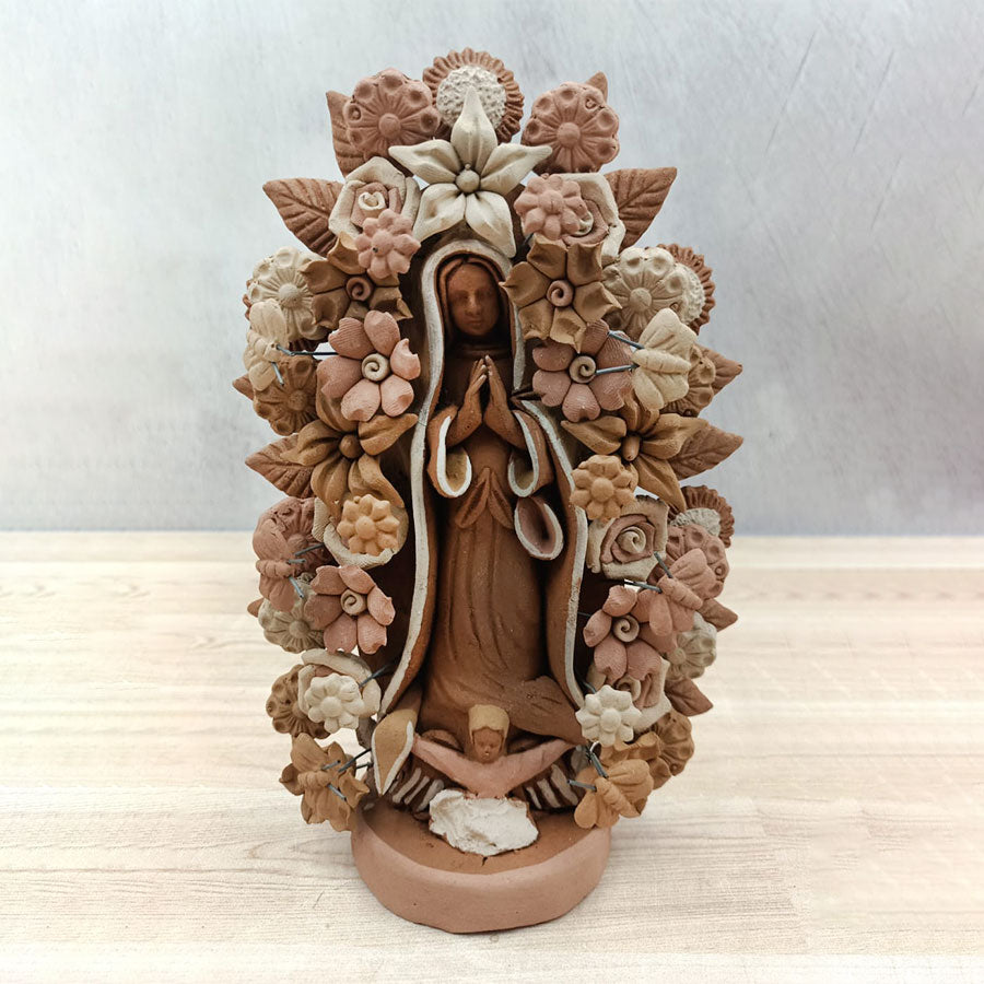 Virgen de Guadalupe natural con flores