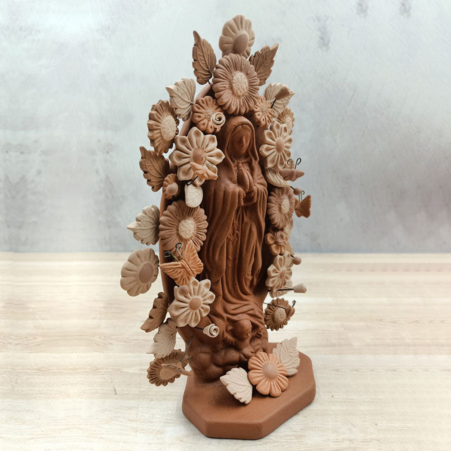 Virgen de Guadalupe terracota con flores