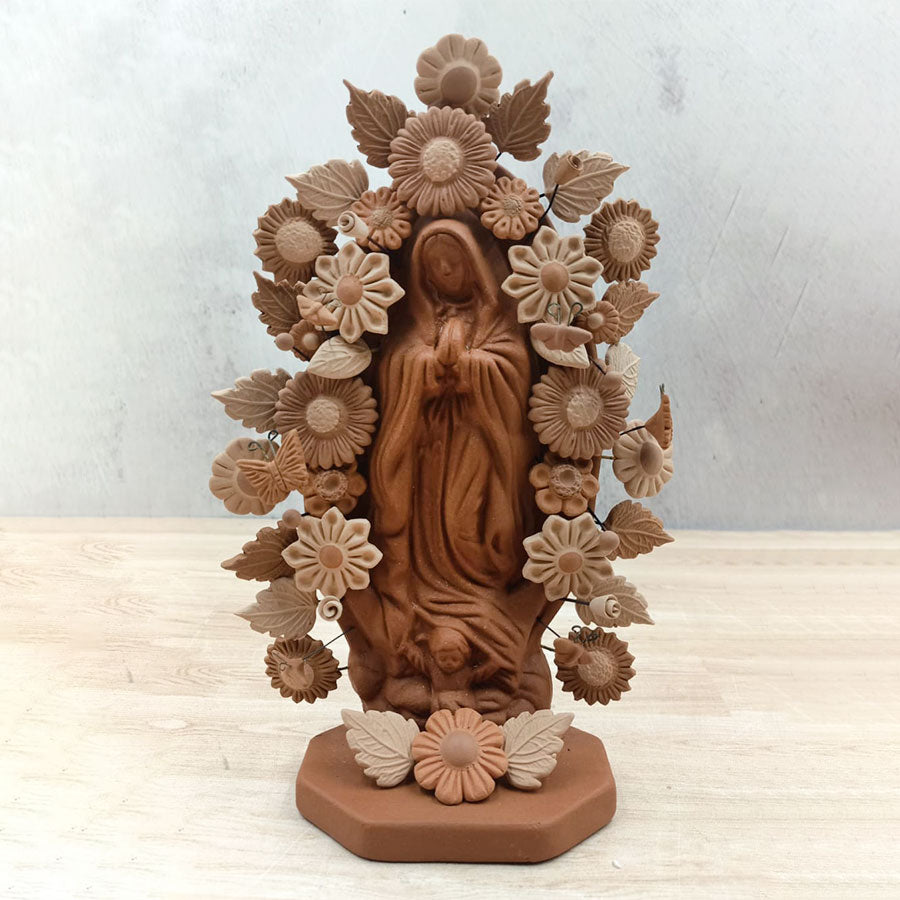 Virgen de Guadalupe terracota con flores